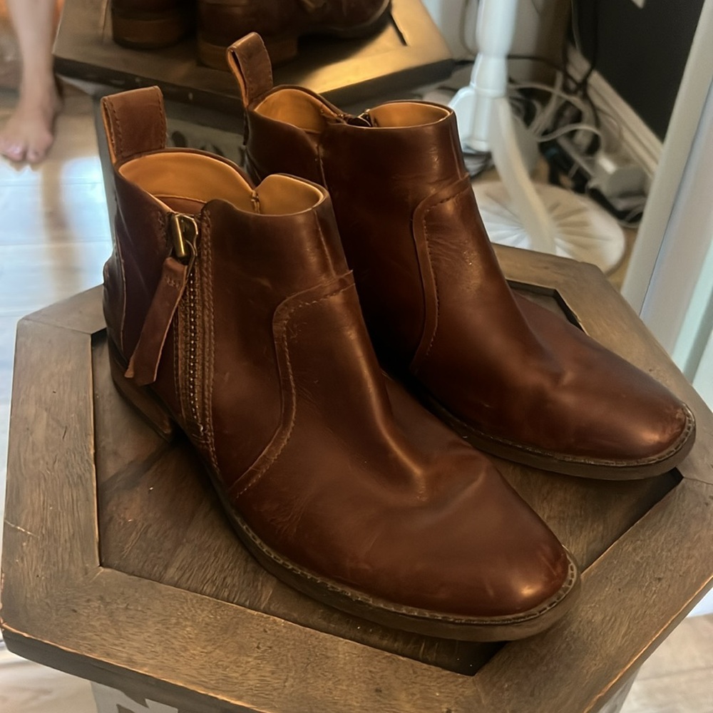UGG, Brown Leather Zip-Up Ankle Boots Size 6.5